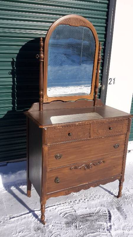 lot 35 image: Upright dresser with mirror