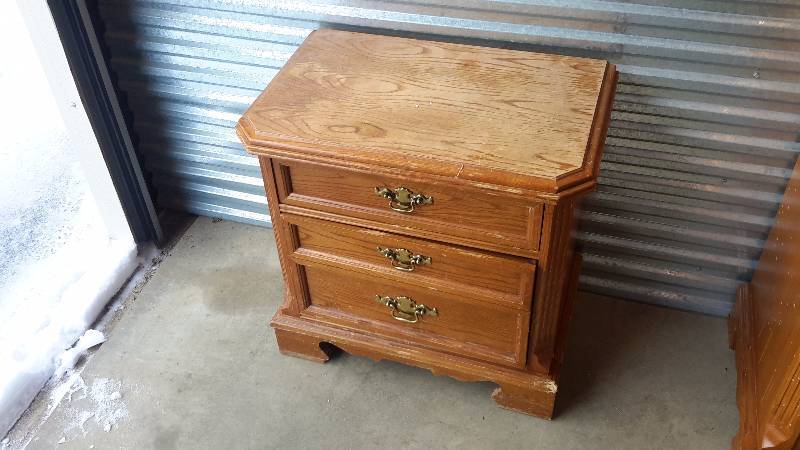 lot 39 image: Night stand