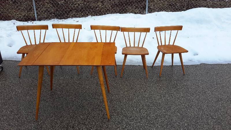 lot 46 image: Dining table set- table, extension leaves, 5 chairs