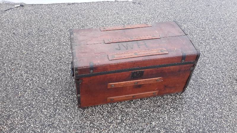 lot 50 image: wooden trunk