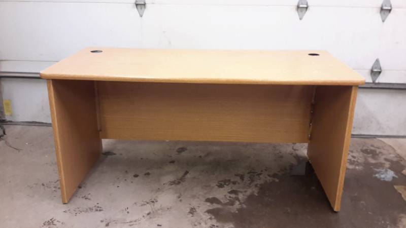 lot 3 image: Desk