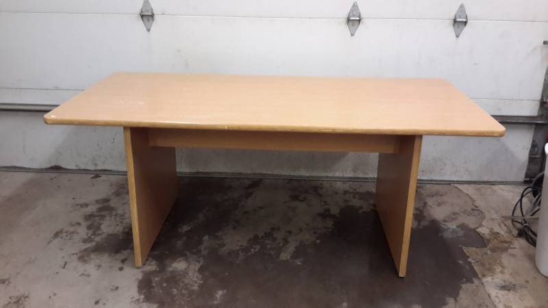 lot 4 image: Desk