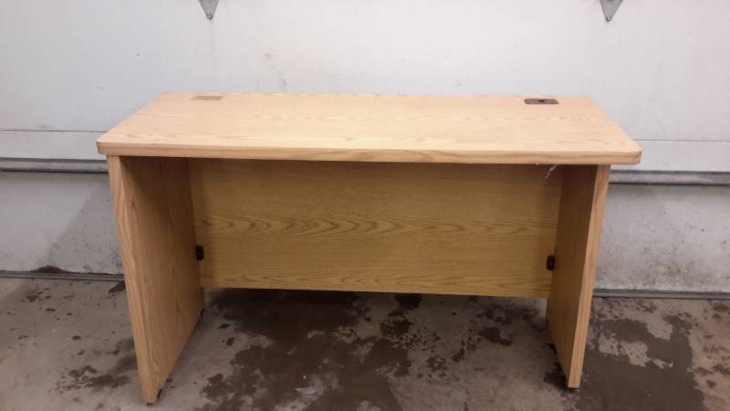 lot 5 image: Desk