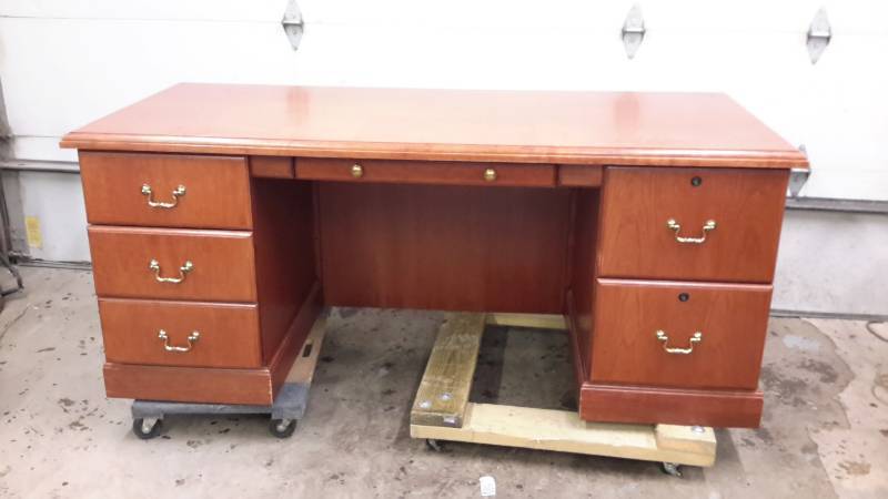 lot 9 image: Desk