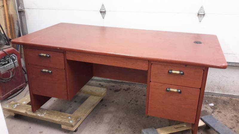 lot 10 image: Desk