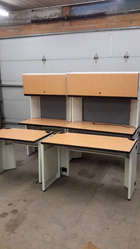 lot 15 image: Workstations and tables