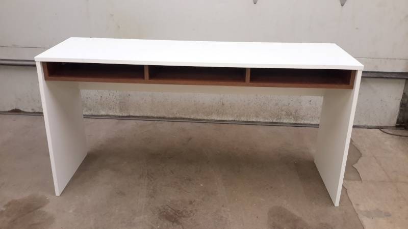 lot 18 image: Desk