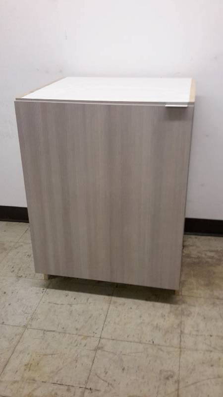 lot 34 image: Base cabinet