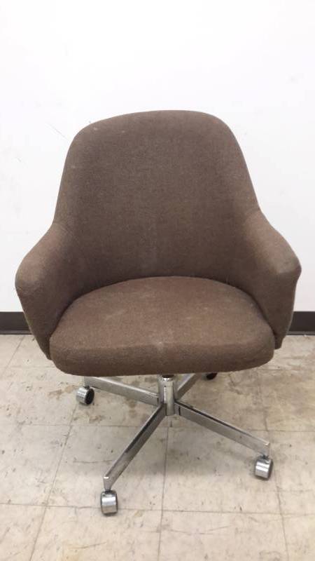 lot 51 image: Office chair
