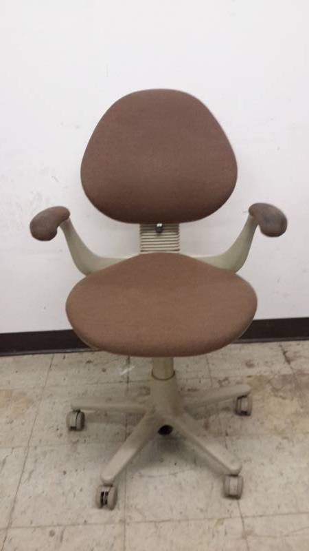 lot 56 image: Office chair