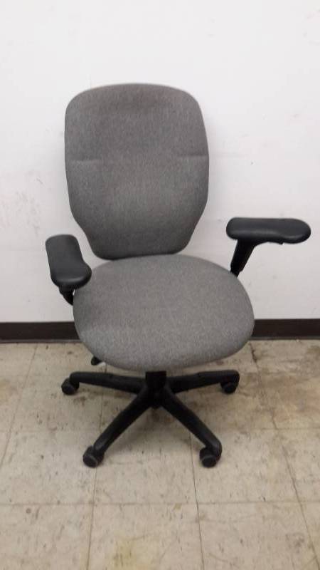 lot 57 image: Office chair
