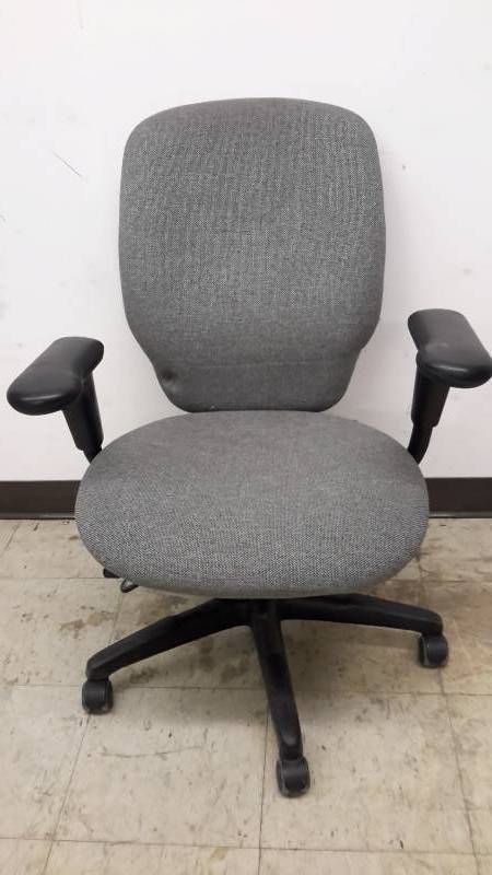 lot 61 image: Office chair