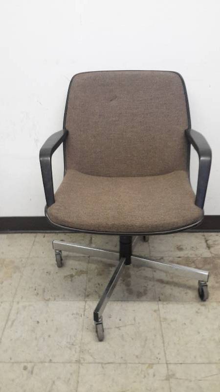 lot 64 image: Office chair