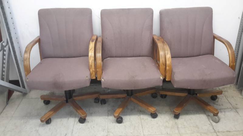lot 68 image: 3 matching chairs