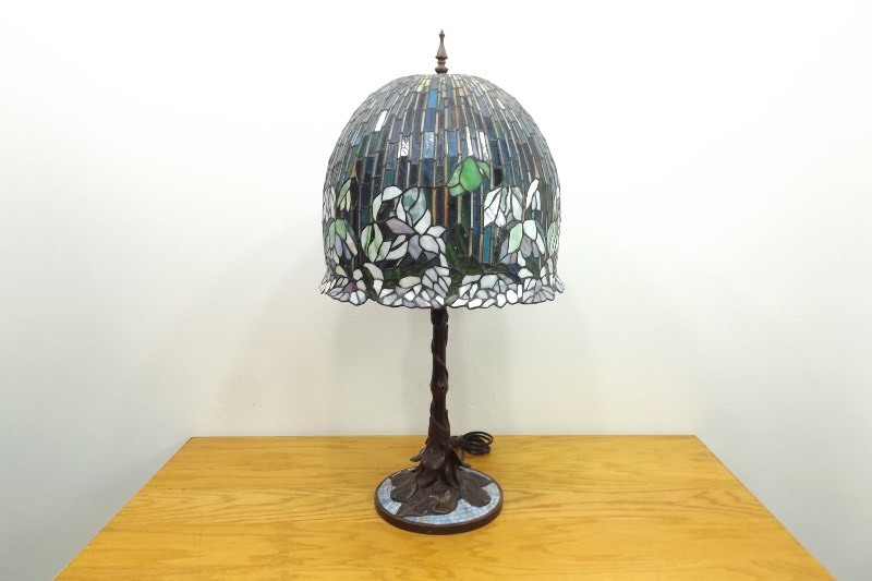 lot 11 image: New Large Stained Lead Glass Tiffany Style 3 Light Lamp