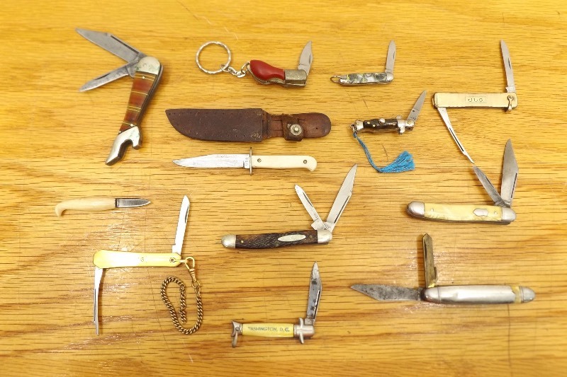 lot 32 image: Lot of Miniature Keychain etc. Folding Pocket Knives