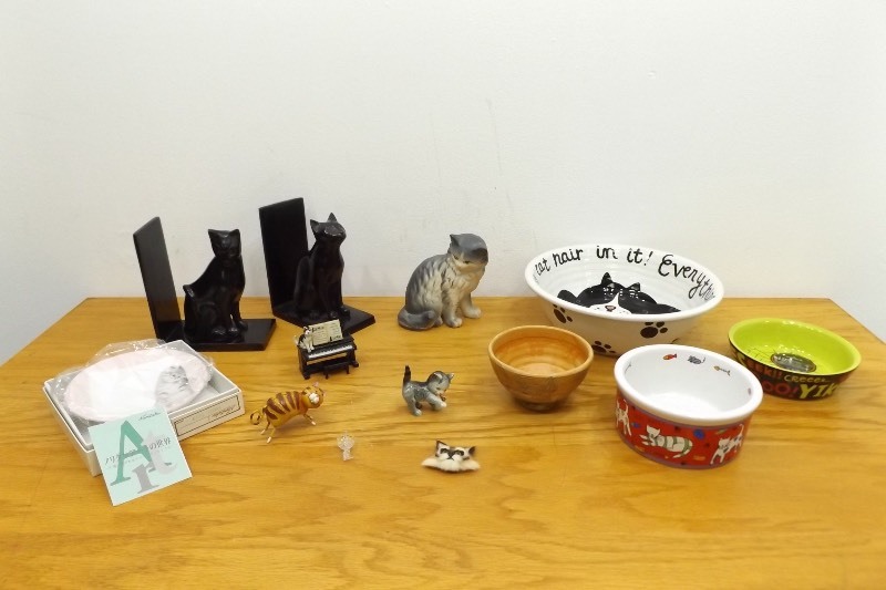 lot 35 image: Lot of Cat Themed Items