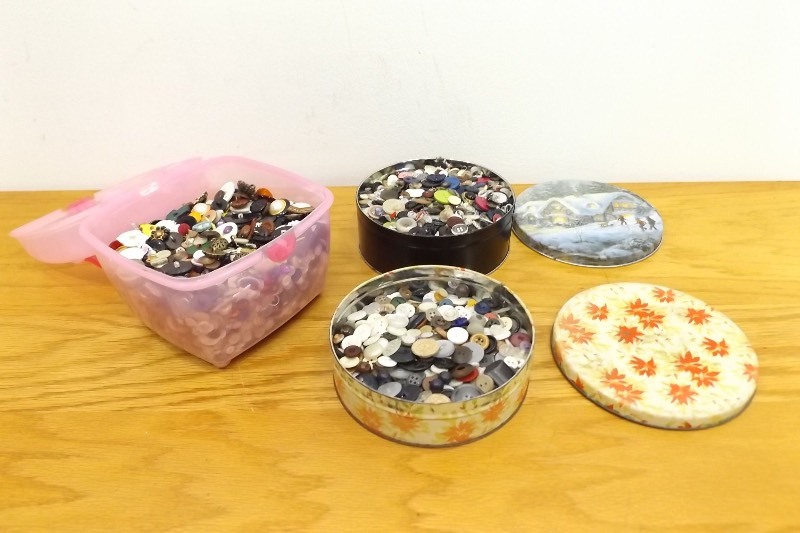 lot 43 image: Lot of Vintage Buttons