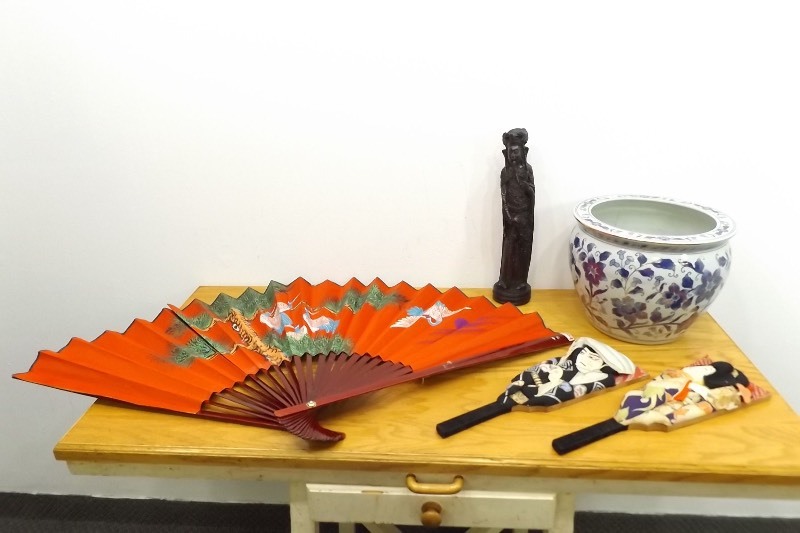 lot 49 image: Lot of Vintage Asian Themed Items