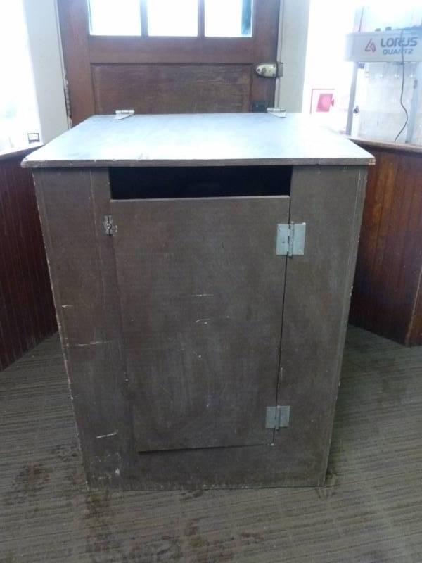 lot 3 image: Electric Smoker