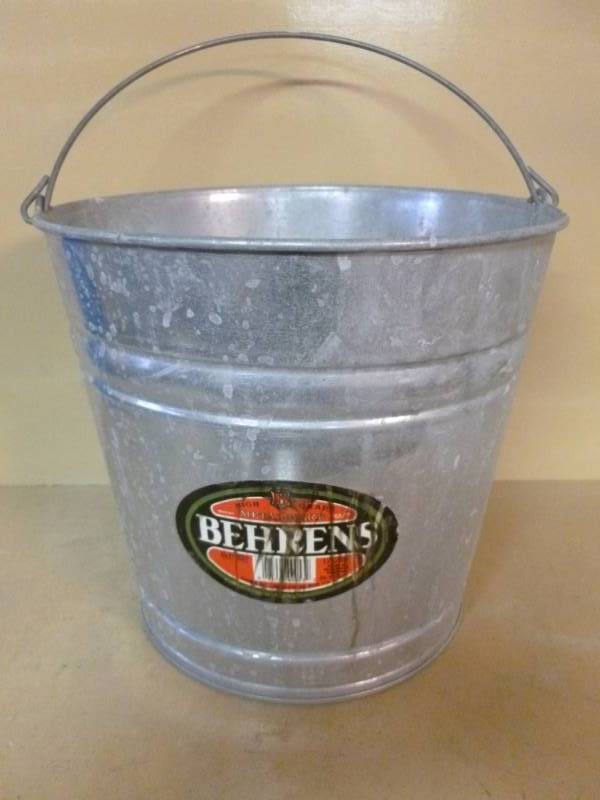 lot 32 image: Feed Pail