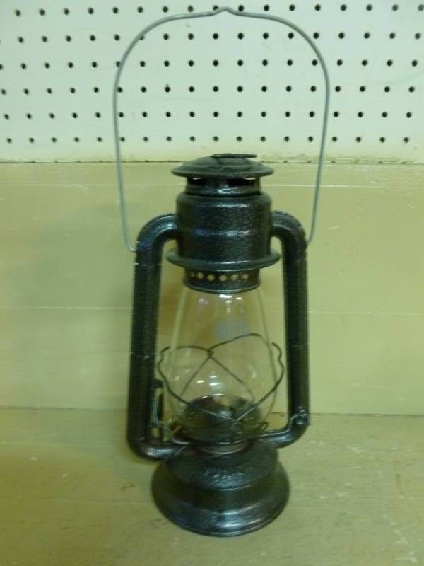 lot 36 image: Dietz Barn Lantern