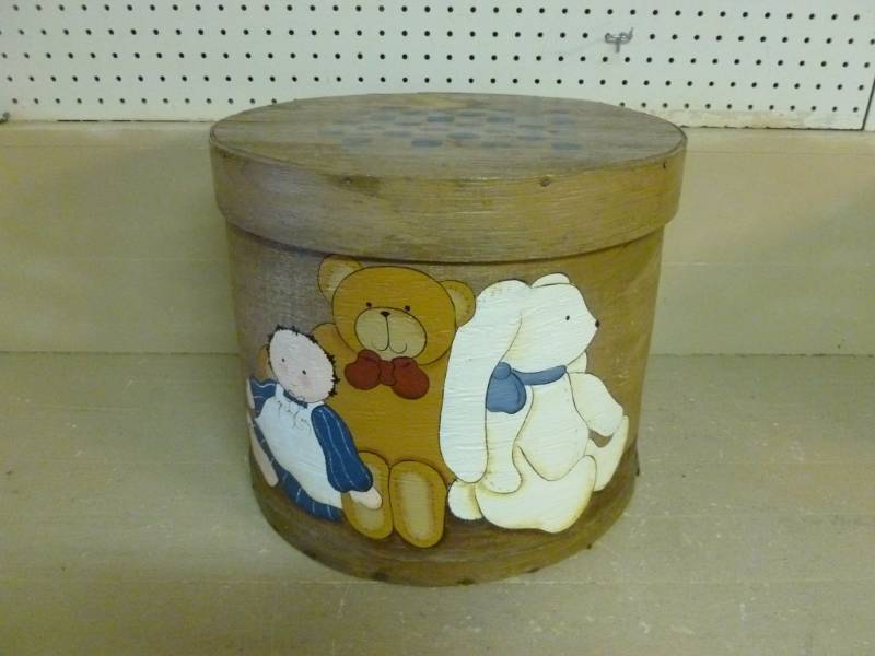 lot 37 image: Vintage Cheese Box