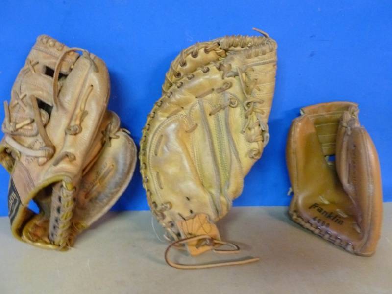 lot 89 image: Baseball Gloves