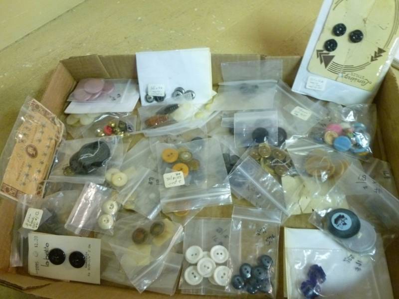 lot 92 image: Buttons