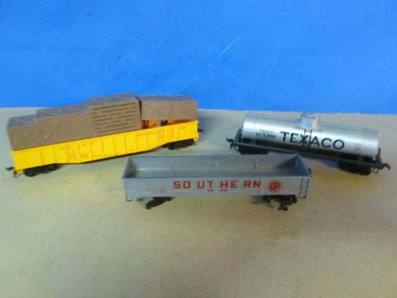 lot 102 image: HO Scale Train Cars