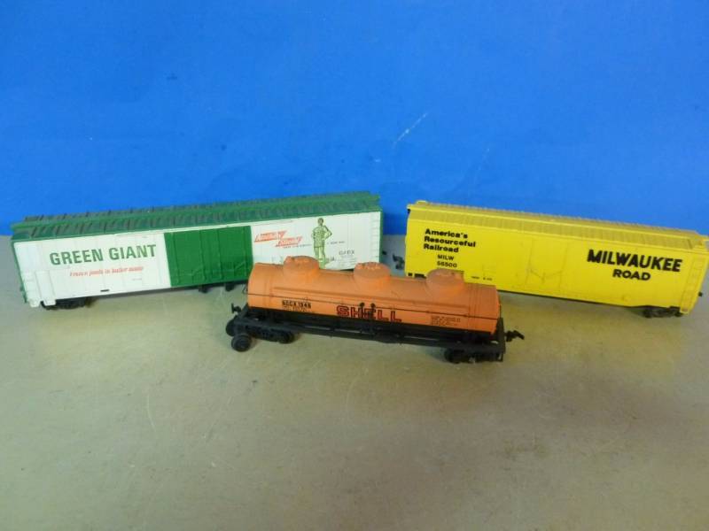 lot 103 image: HO Scale Train Cars