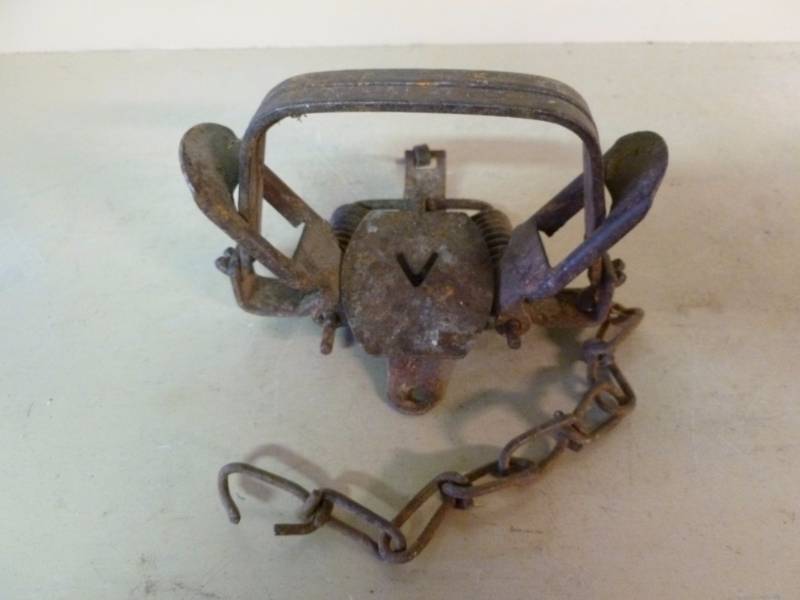 lot 121 image: Vintage Trap