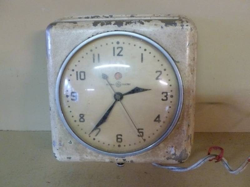 lot 128 image: Vintage Clock