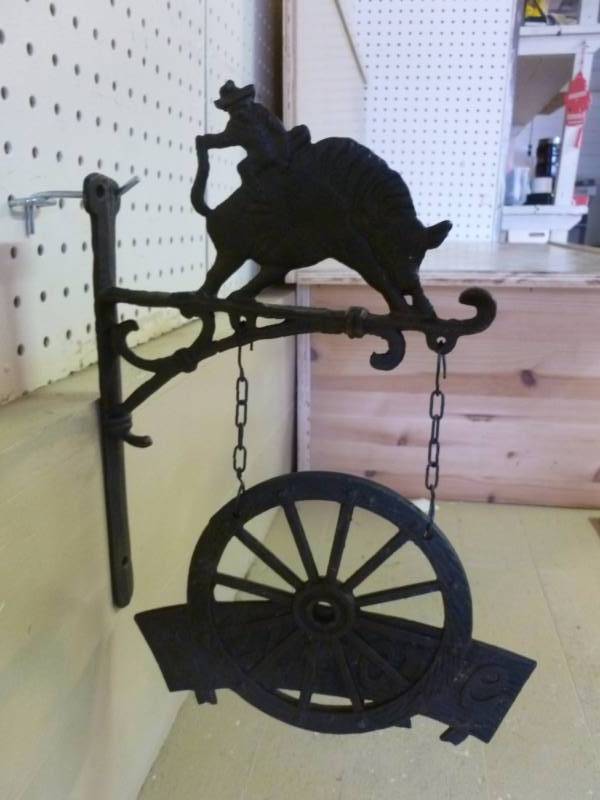 lot 150 image: Cast Iron Decoration