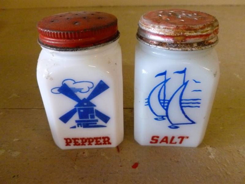 lot 176 image: Vintage Salt And Pepper Set