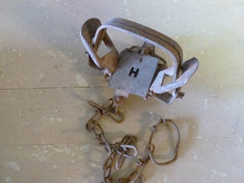 lot 196 image: Vintage Trap