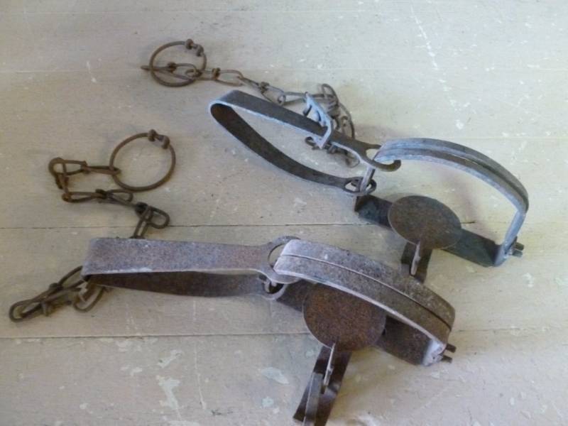 lot 198 image: Vintage Traps