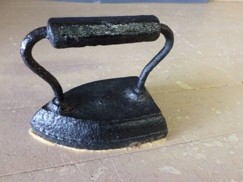 lot 200 image: Cast Iron Decoration