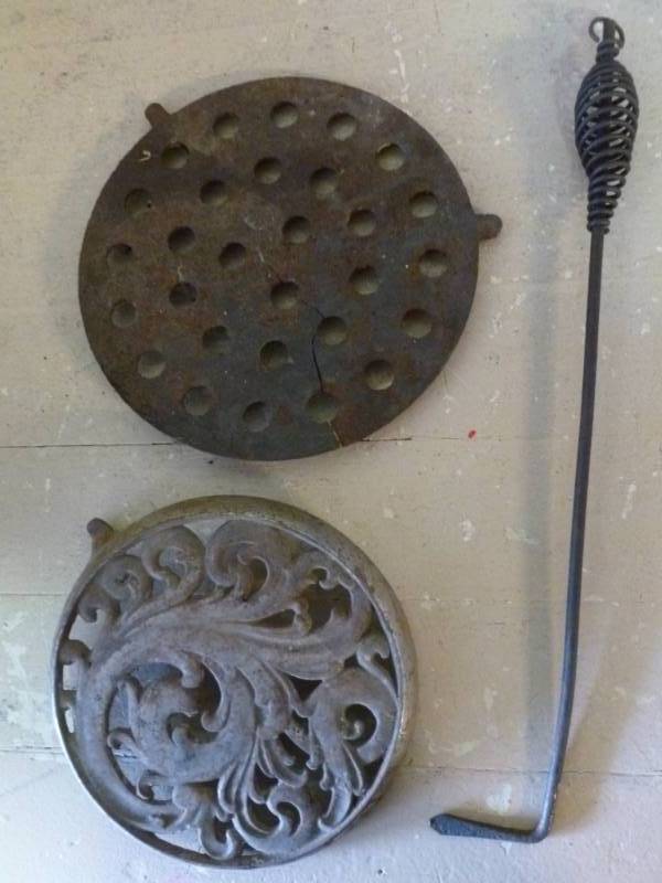 lot 202 image: Cast Iron Decoration