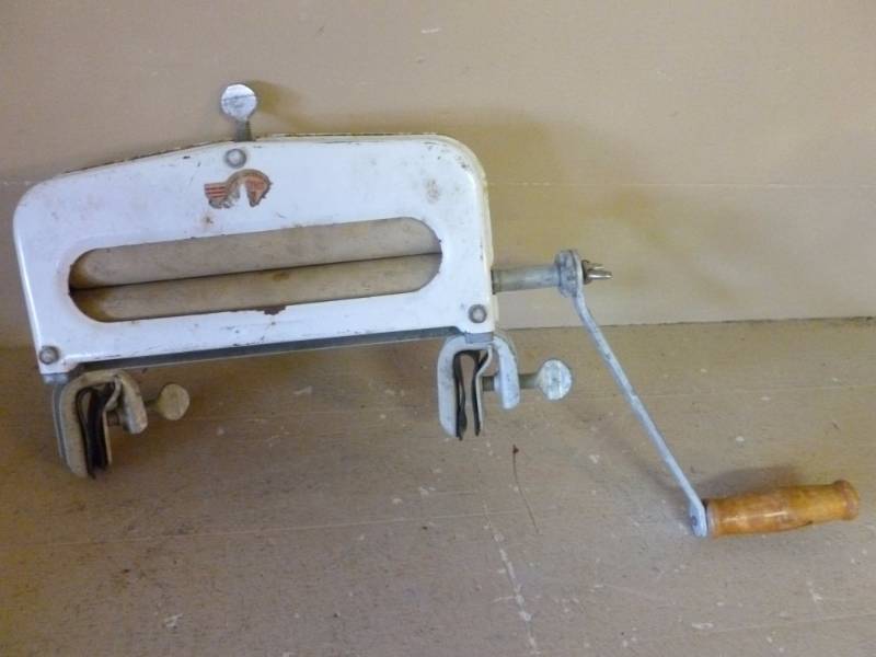 lot 247 image: Vintage Clothes Wringer