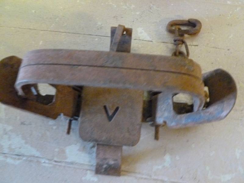 lot 255 image: Vintage Trap