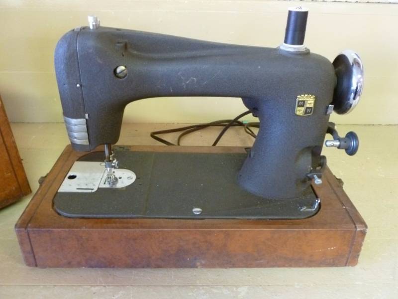 lot 267 image: Vintage Sewing Machine