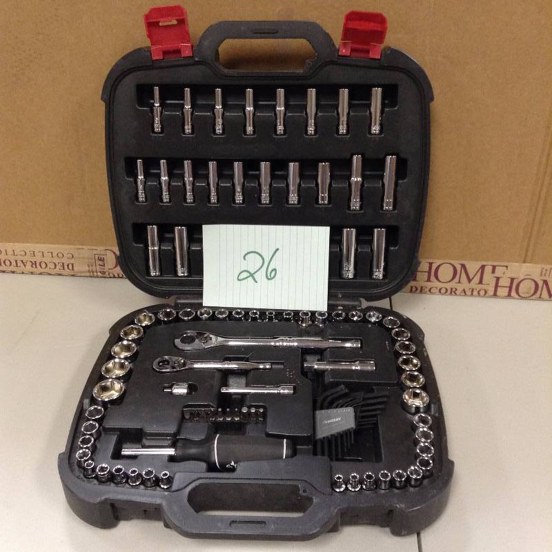 lot 26 image: Husky 100 piece 14 and 38 in Drive Mechanic Tool Set