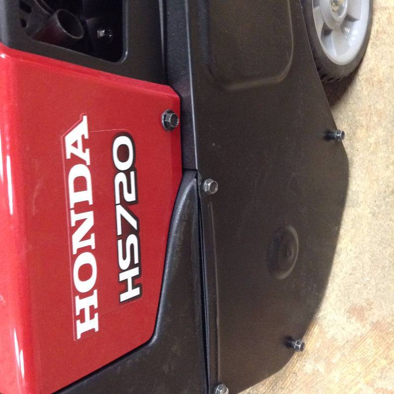 lot 51 image: Honda HS720 Snowblower
