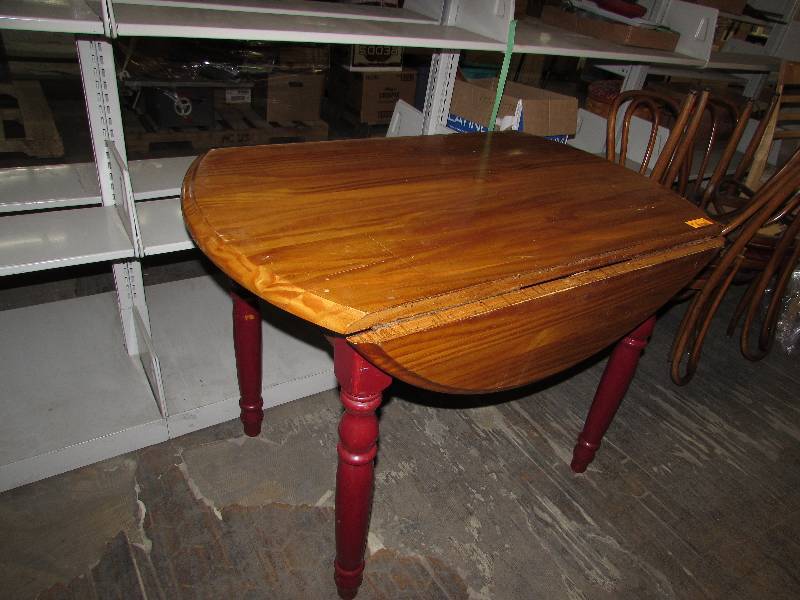 lot 3 image: Round dining table with drop sides