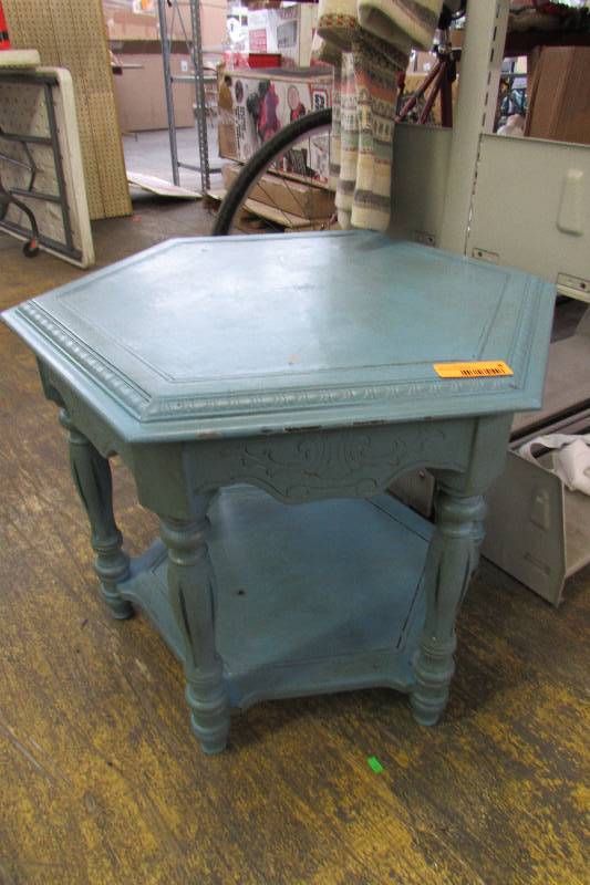 lot 8 image: Side Table