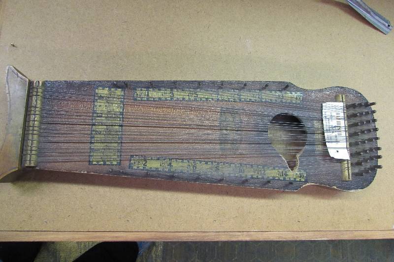 lot 11 image: Vintage Lap Harp