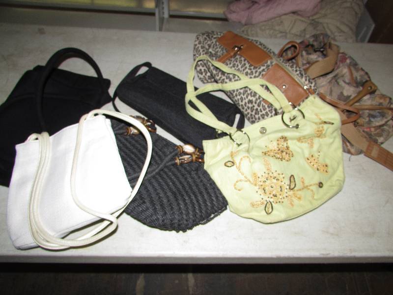 lot 13 image: Purses