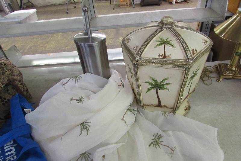 lot 17 image: Bathroom items