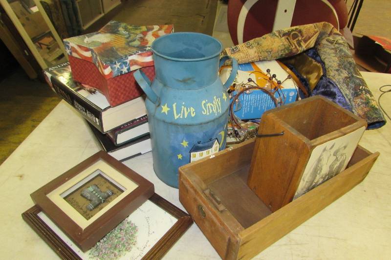 lot 24 image: Household decor items